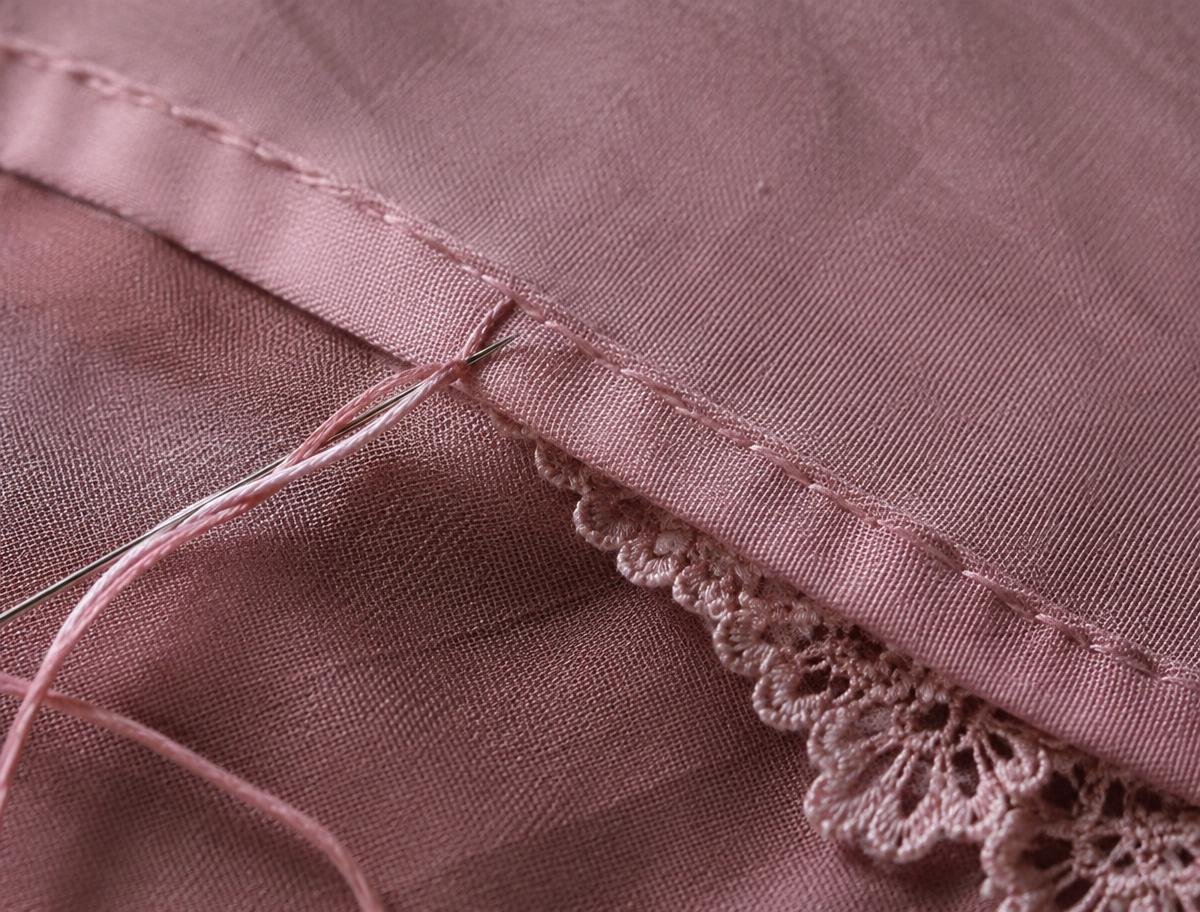 Detalhe de acabamento com renda e linha rosa